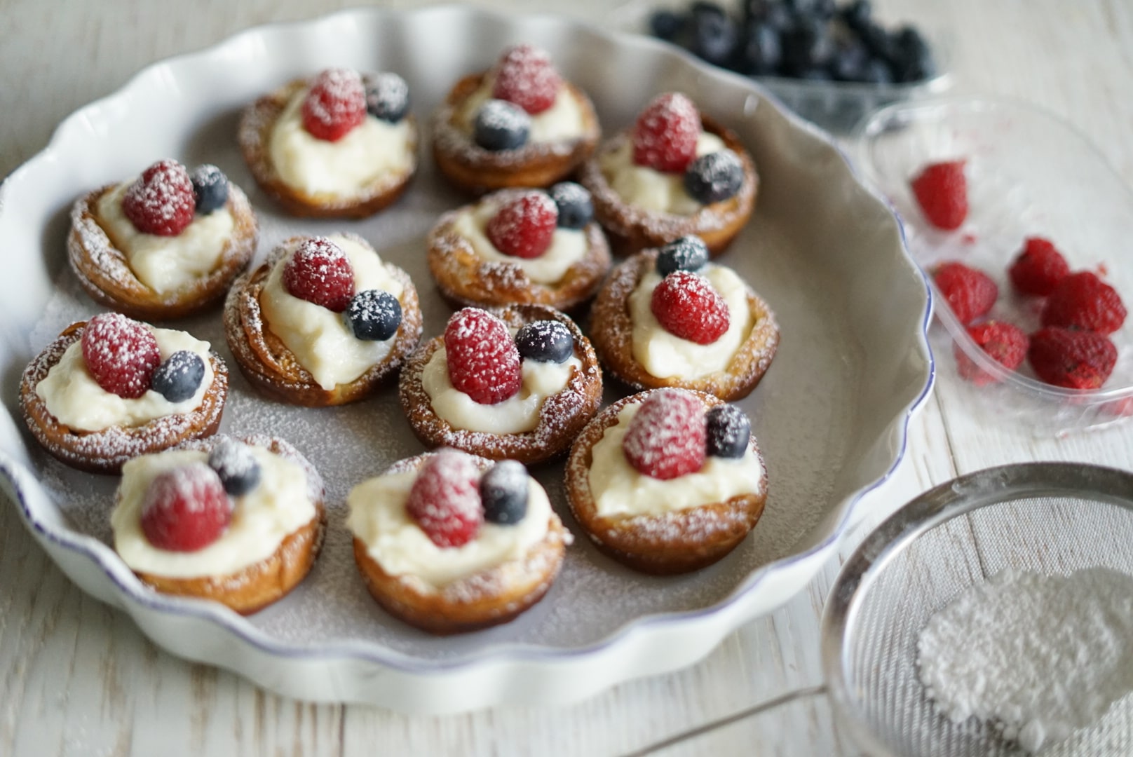 Dolcetti di sfoglia e frutti rossi