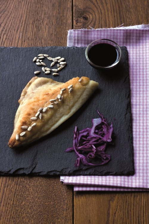 Filetto di orata con salsa di vino al ginepro e semi di girasole