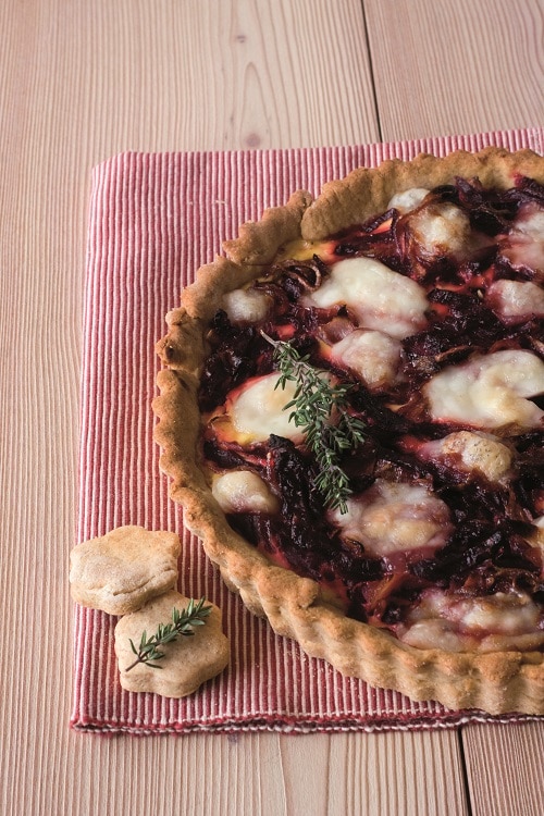 Torta salata con barbabietole, cipolle rosse e formaggio caprino