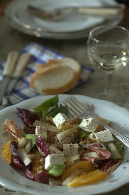 Misticanza di radicchio con quartirolo, noci e vinaigrette all’arancia