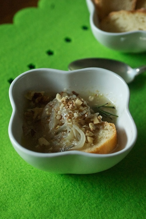 Zuppa di cipolle “integrale” con rosmarino e noci