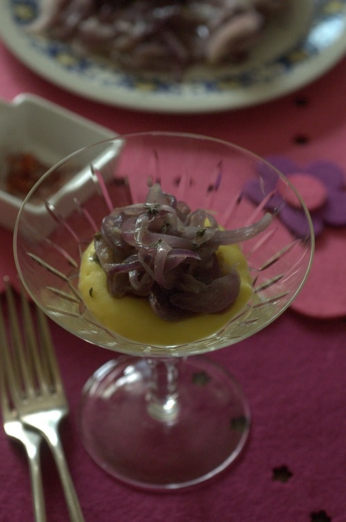 Cappuccino di patate allo zafferano con sgombro e cipolla rossa brasati al timo