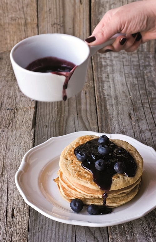 Pancakes al farro con sciroppo d’acero e mirtilli