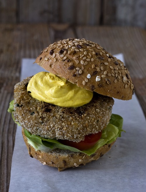 Hamburger vegetariano di ceci con salsa di yogurt alla curcuma
