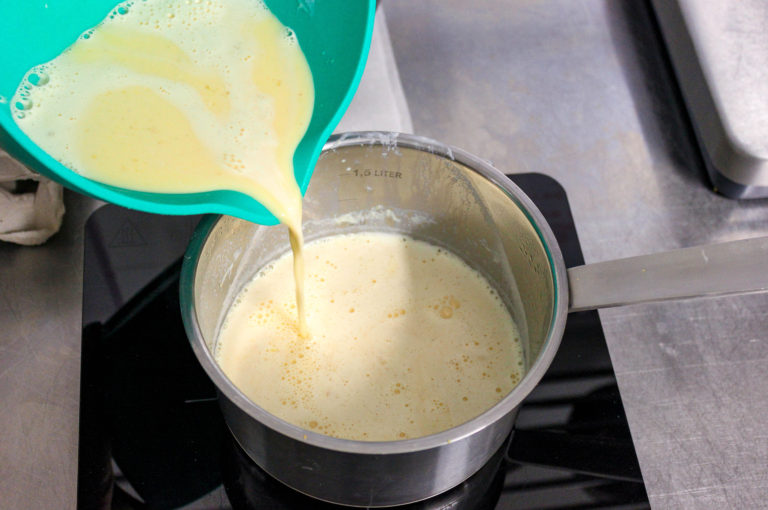 Girelle di sfoglia con crema e uvetta - crema 2