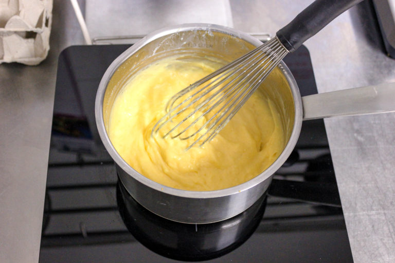 Girelle di sfoglia con crema e uvetta - crema 3