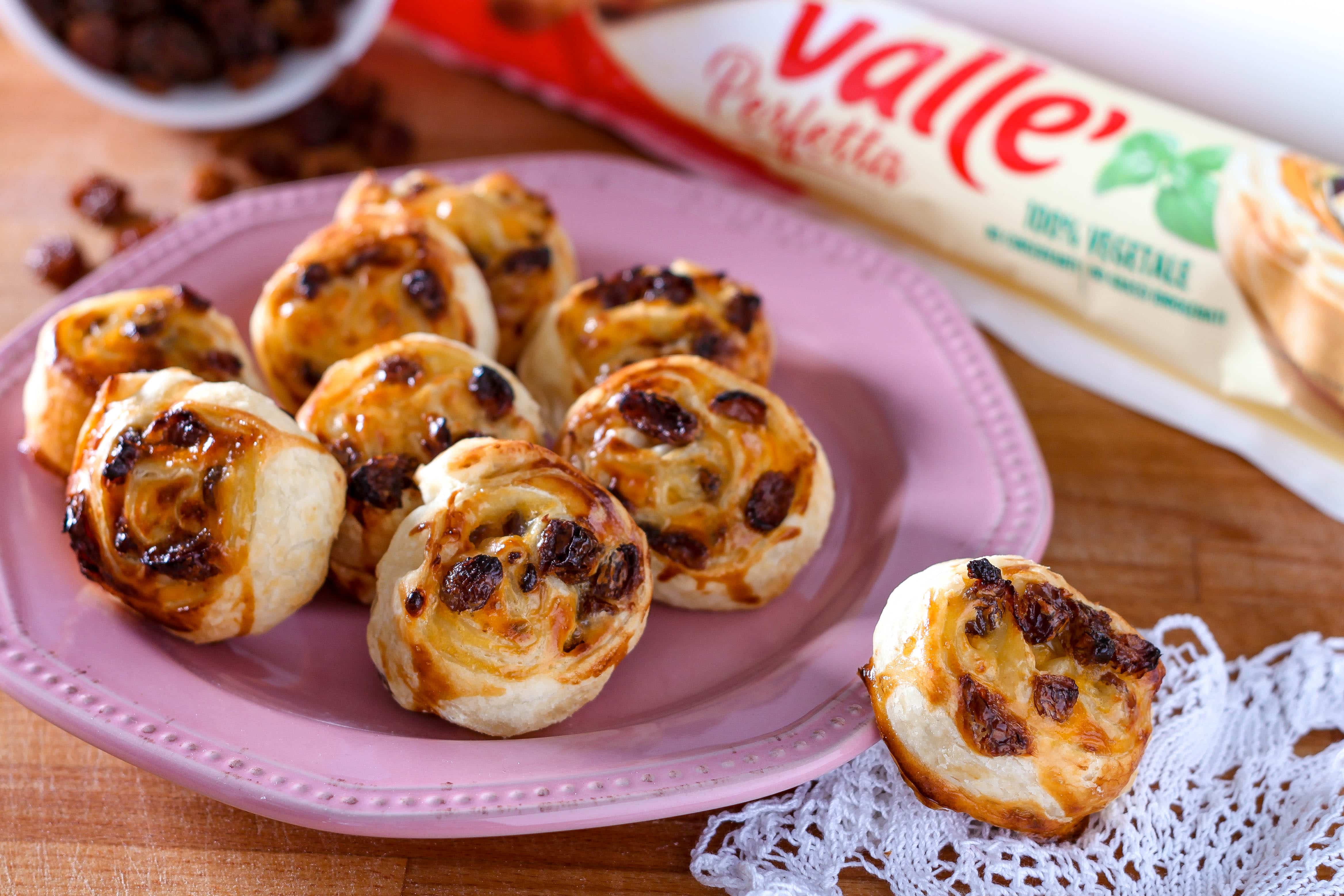 Girelle di sfoglia con crema e uvetta