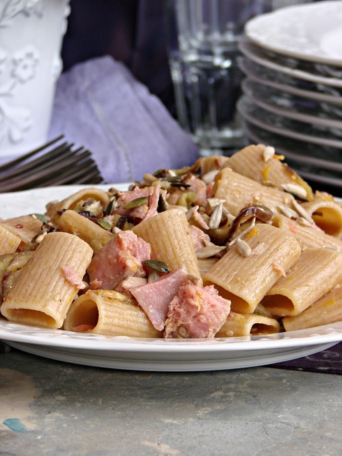 Mezze maniche rigate integrali con tonno e pompelmo rosa