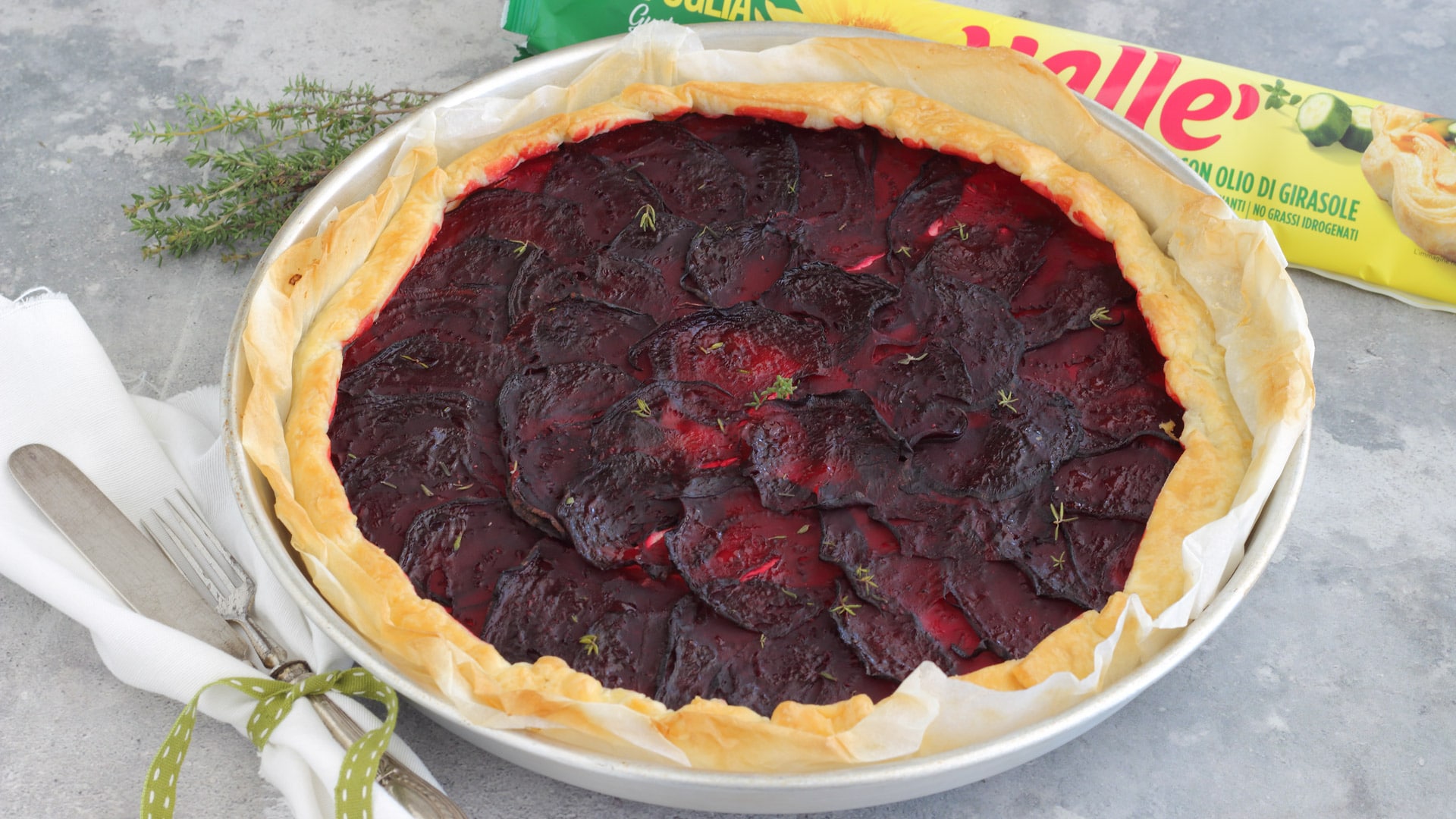 Torta salata alla barbabietola e yogurt
