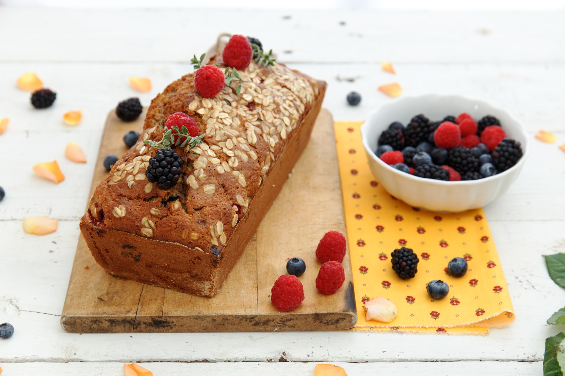 Plumcake avena, frutti rossi e timo