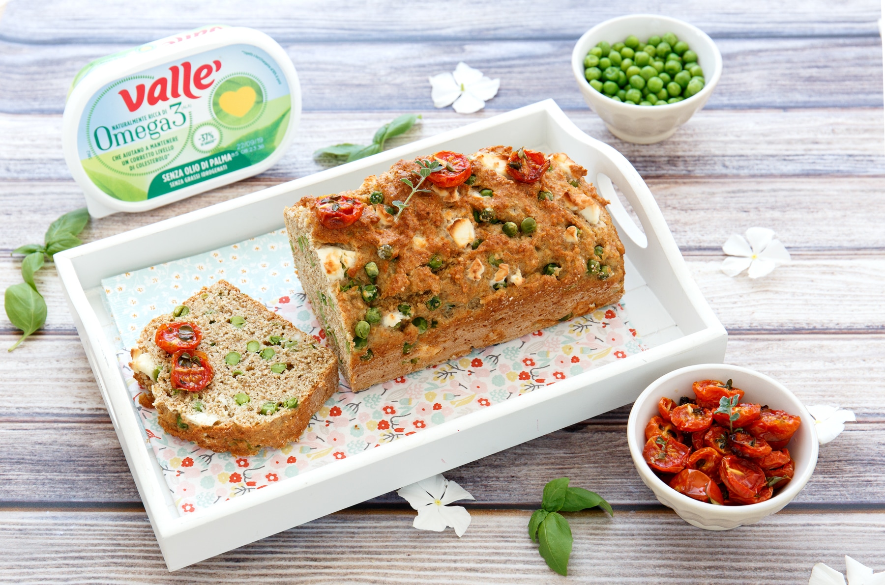 Plumcake salato ai piselli con pomodorini confit e basilico