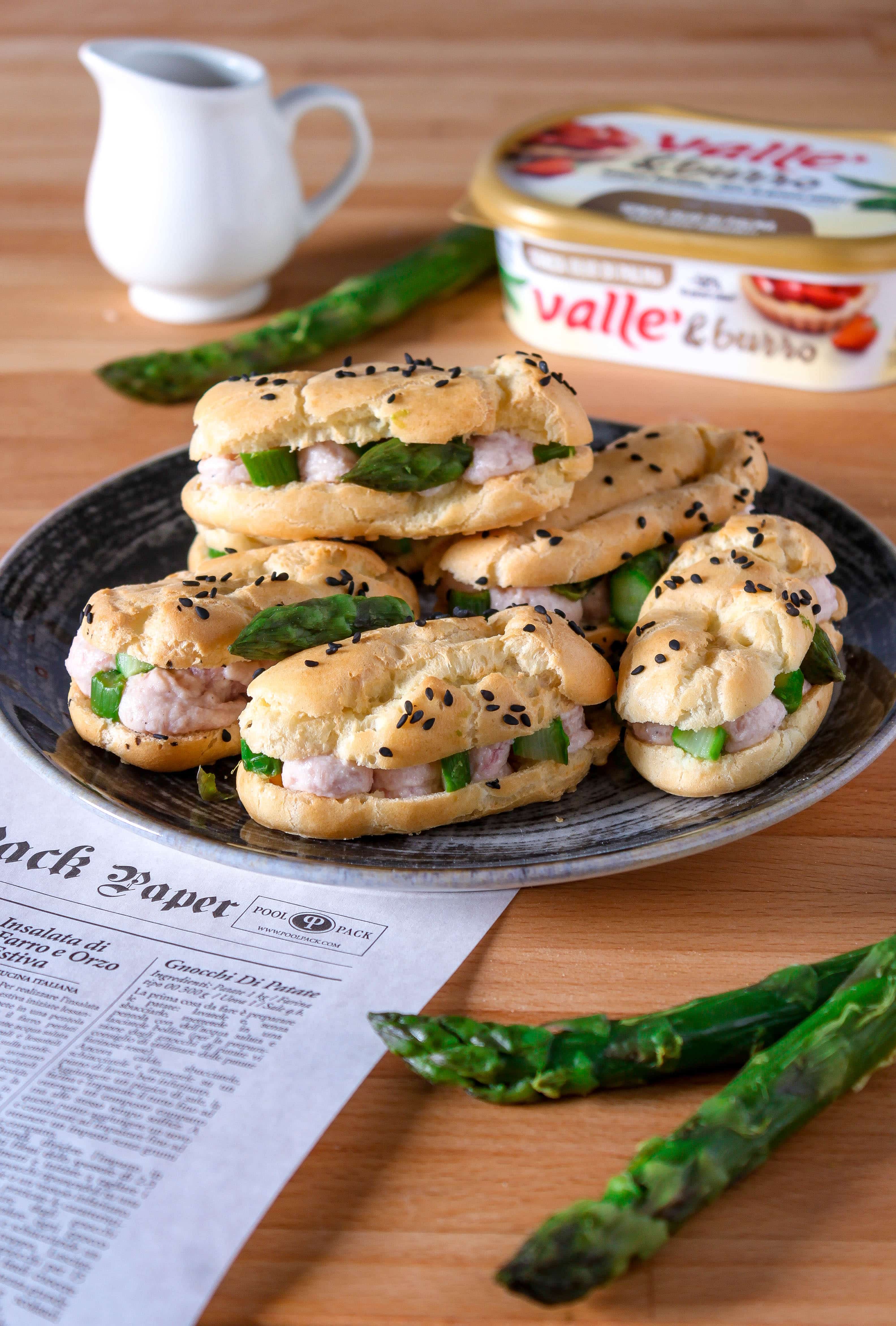 Eclair salati con crema al prosciutto e asparagi