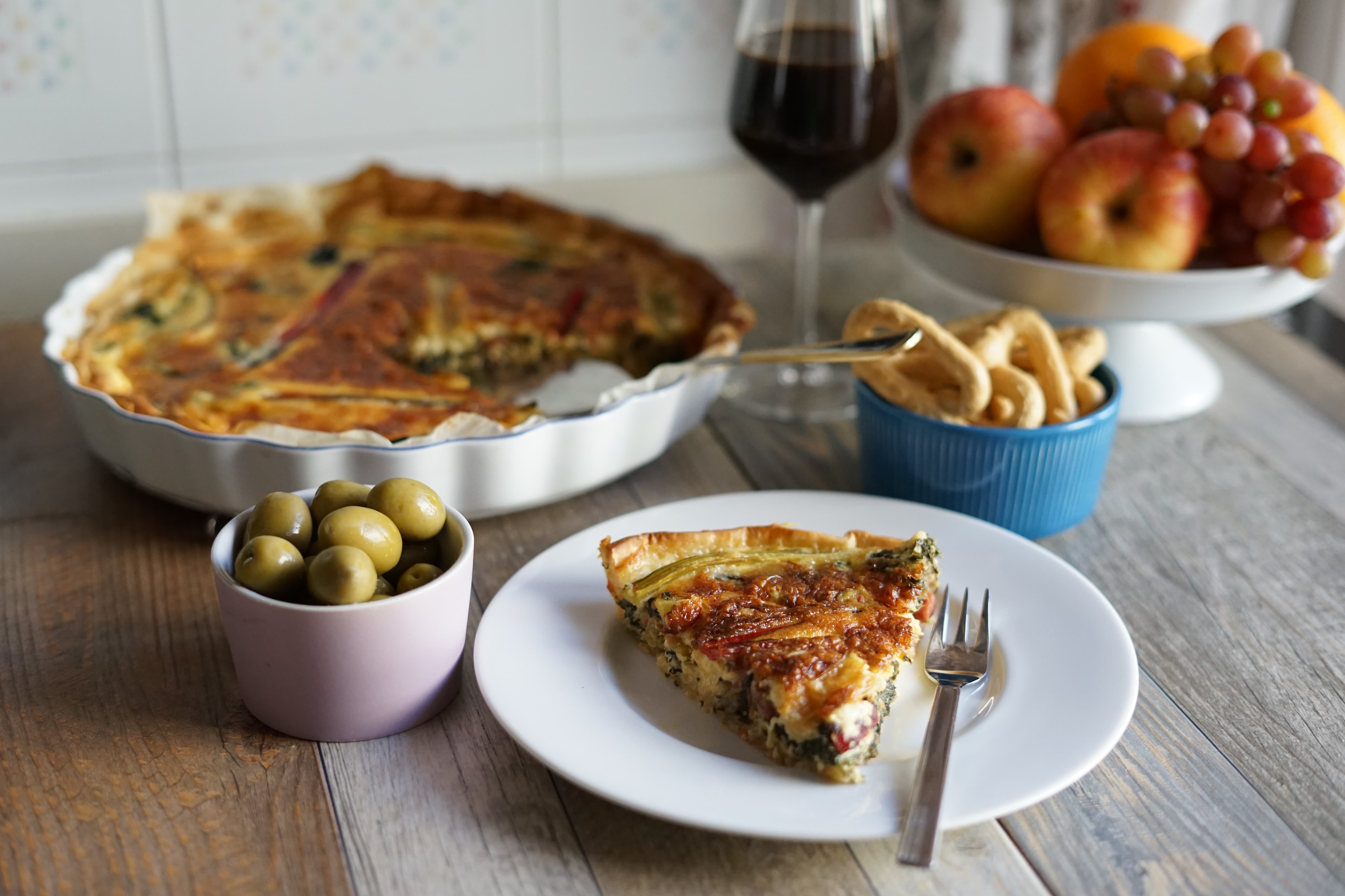 Torta salata di bietole rosse e salame