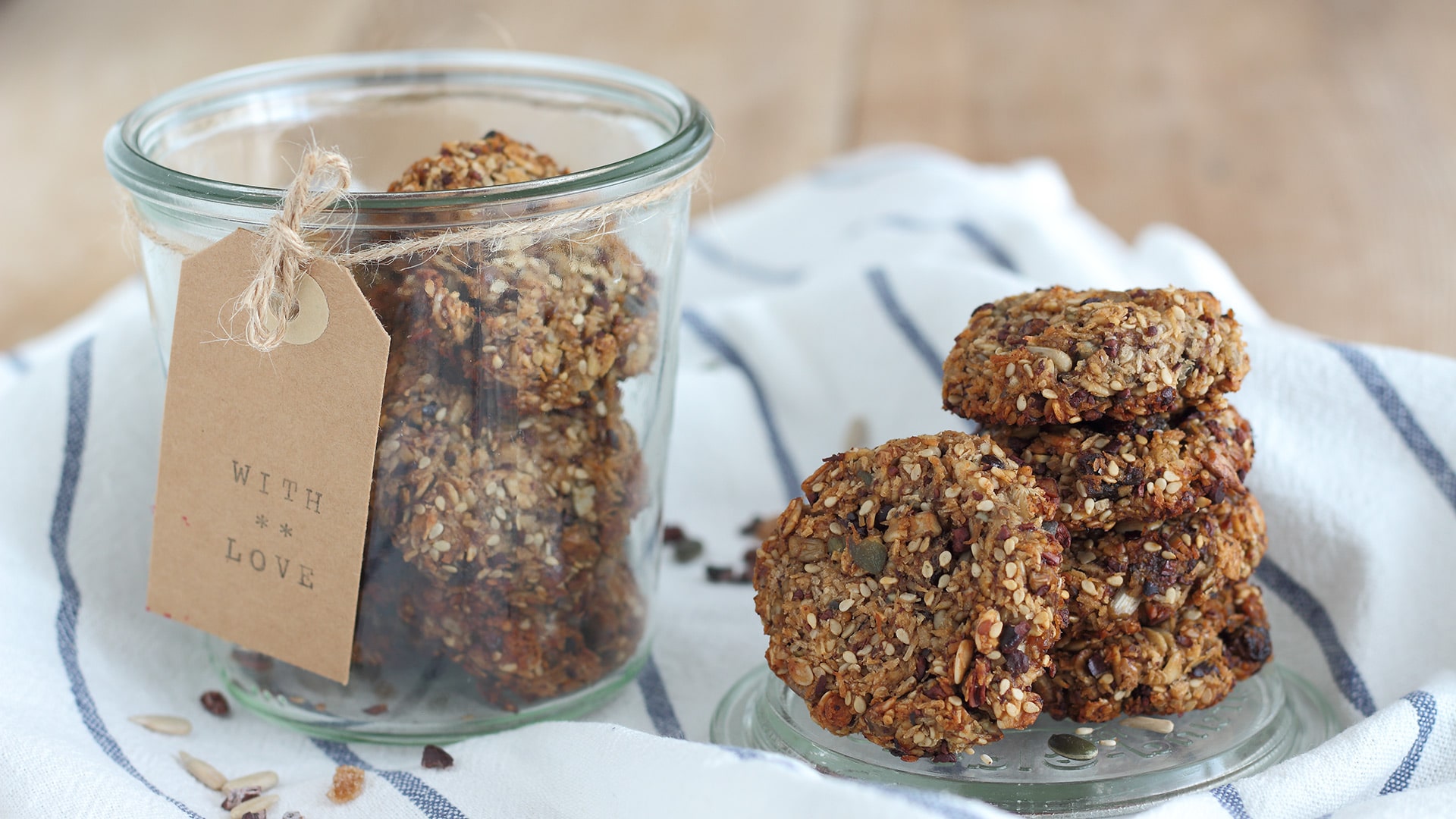 I cookies vegani con avena, frutta e semi