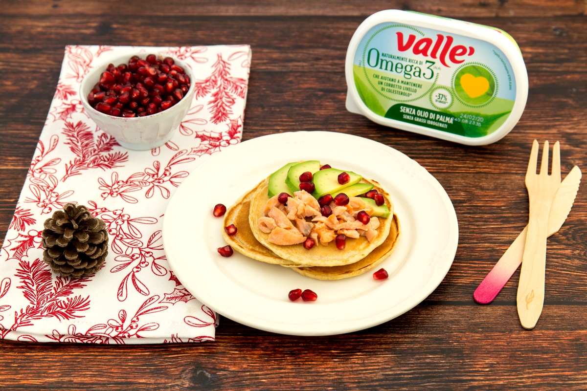 Pancake semi-integrali con salmone, avocado e melagrano