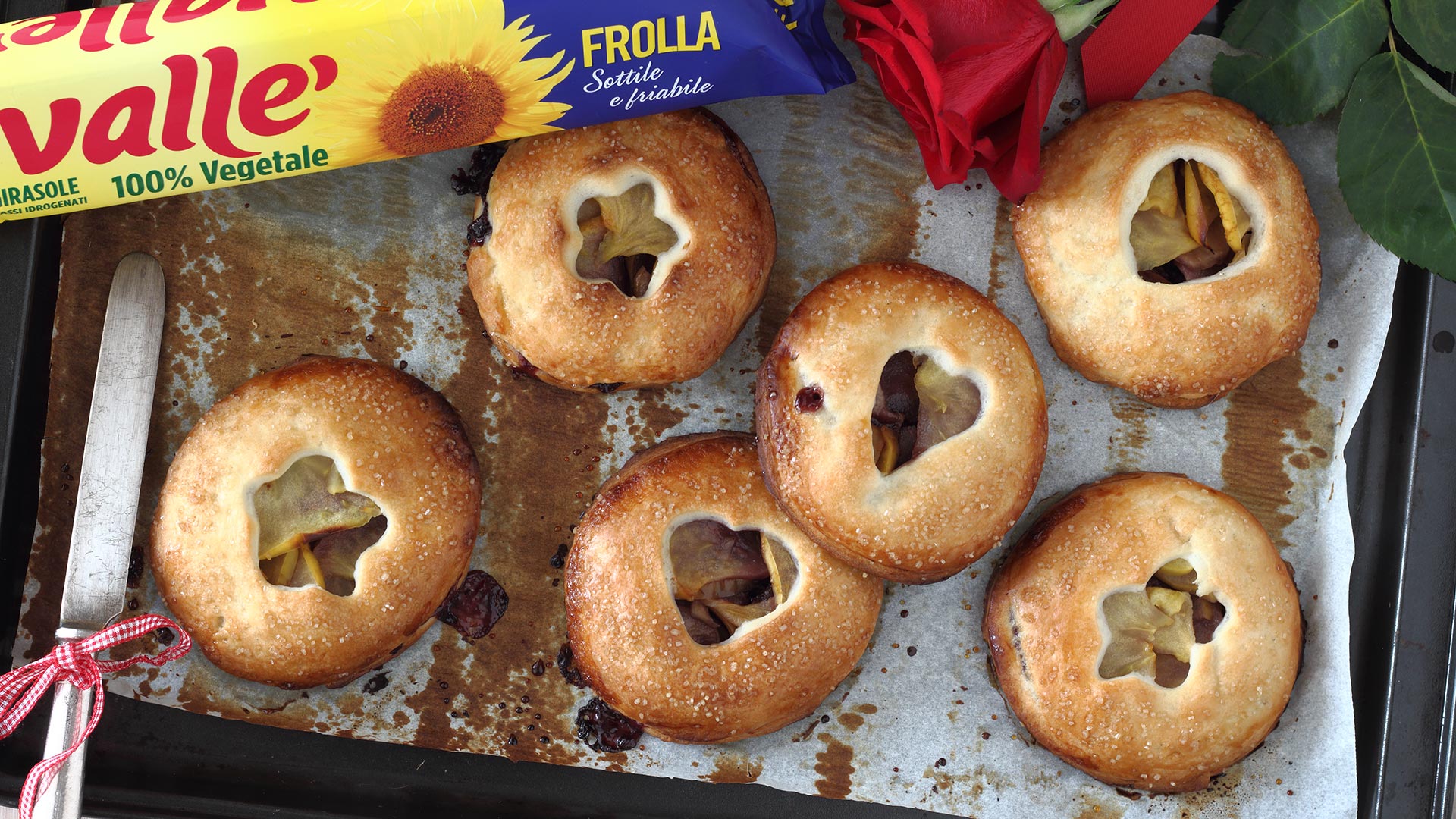 Hand pies con mele e frutti di bosco