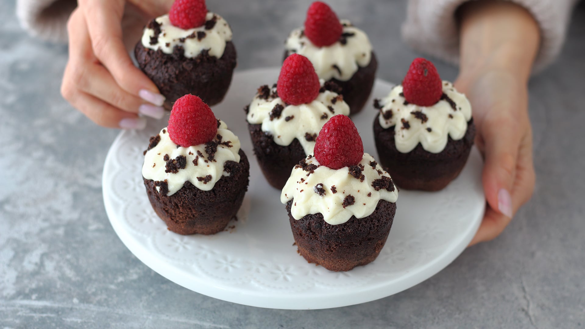 Cupcakes vegani al cacao, vaniglia e lamponi