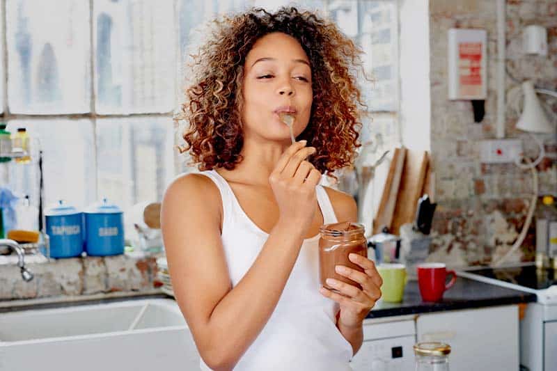 miti sull'alimentazione mangiare cioccolato 