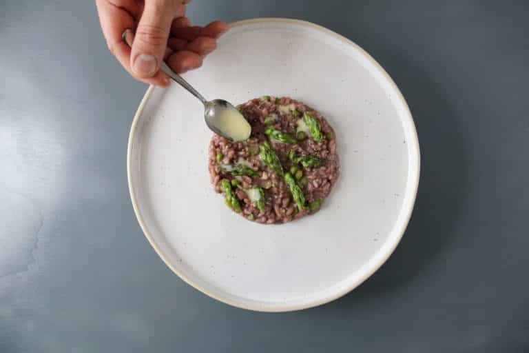 Risotto agli asparagi, vino rosso e pecorino - Step 4