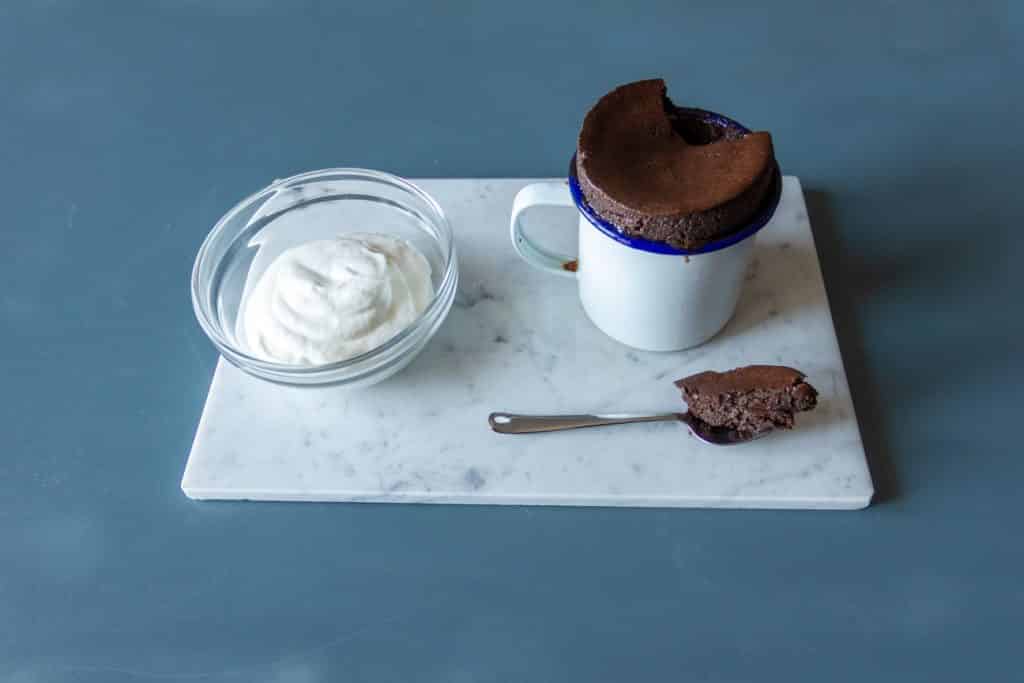Soufflé al cioccolato salato, panna fresca alla vaniglia