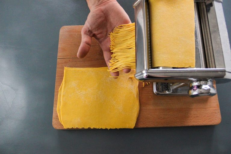 Tagliolini di pasta fresca, cozze, zafferano ed erba cipollina - Step 3