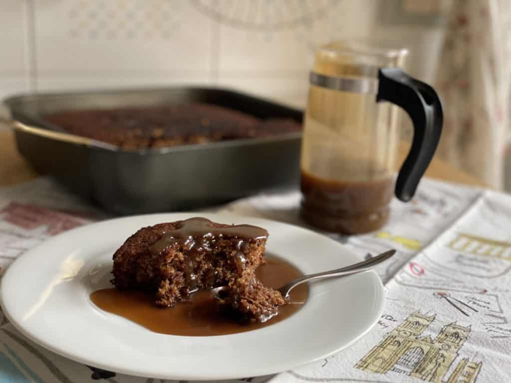 Sticky toffee pudding con crema al caramello