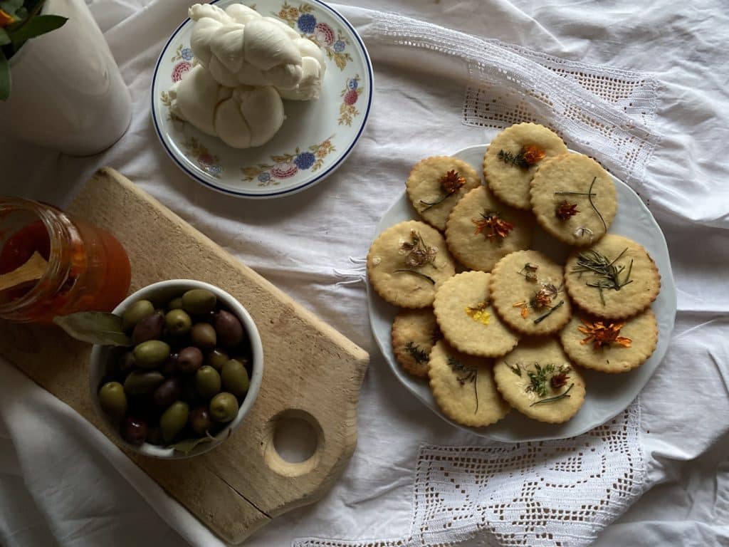 Biscotti di frolla al formaggio con erbe e fiori