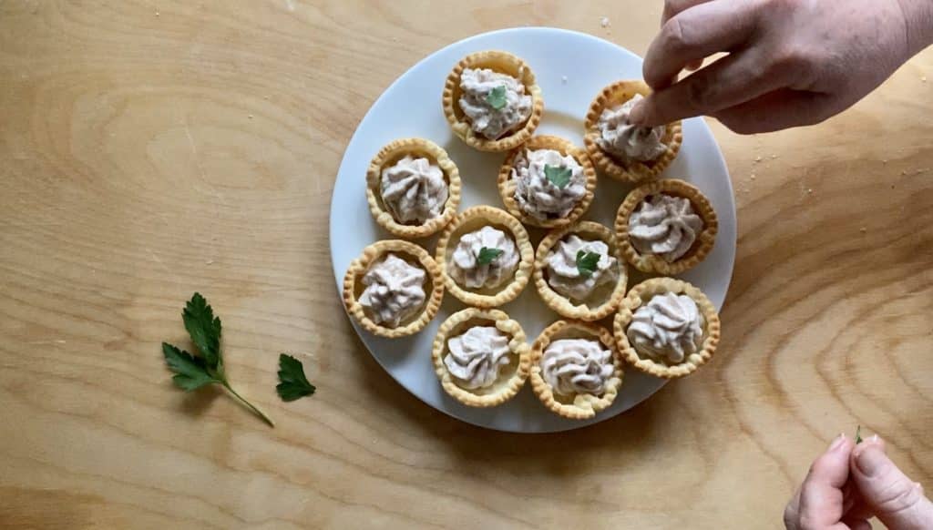 Cestini di brisè con mousse di tonno e profumo di limone