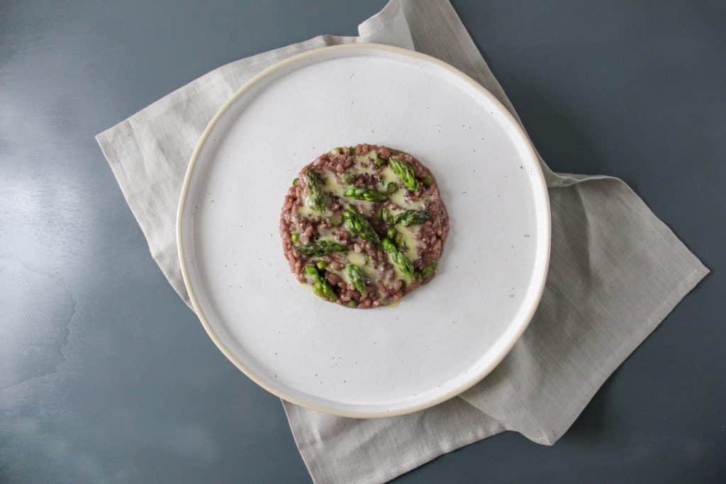 Risotto agli asparagi, vino rosso, pecorino, pepe nero