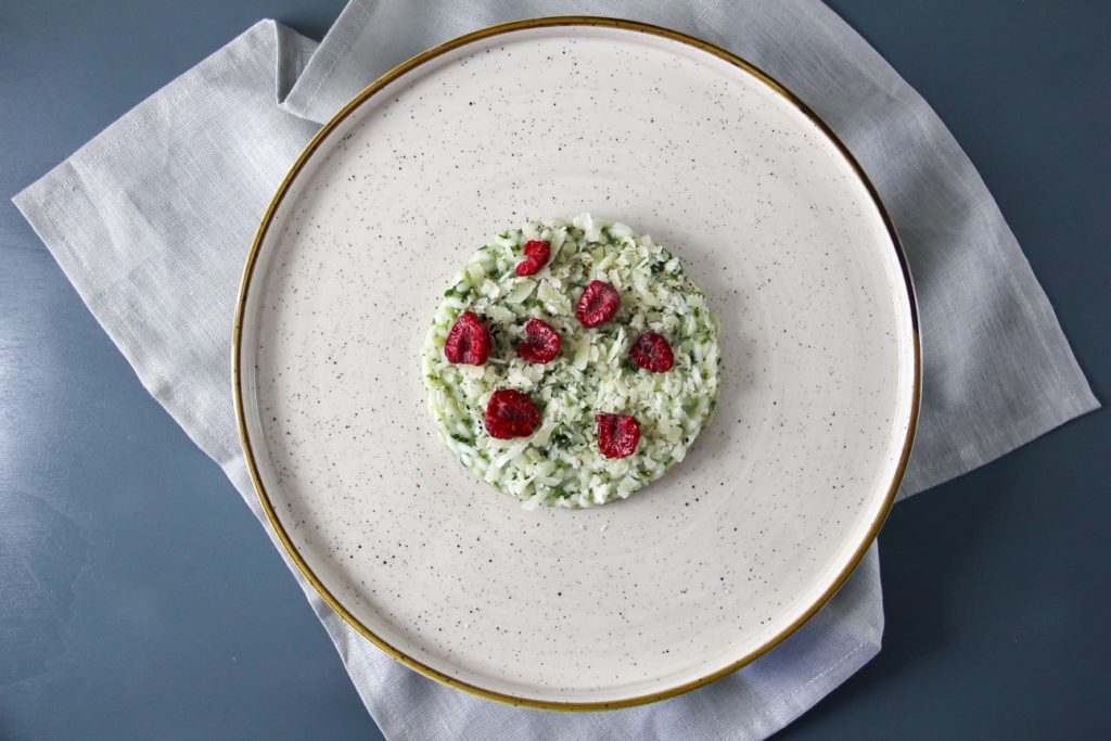 Risotto al castelmagno, erbette, lamponi