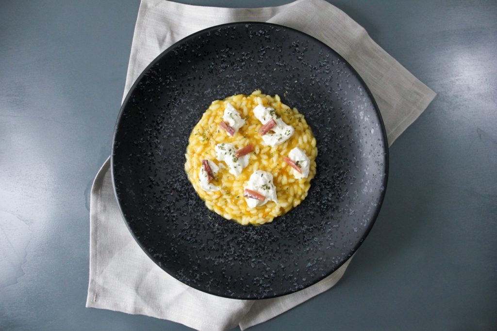 Risotto al pomodoro giallo, origano, burrata, acciughe