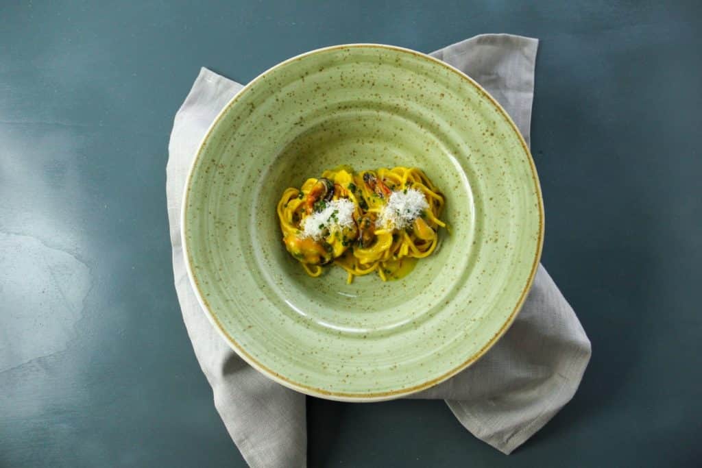 Tagliolini di pasta fresca, cozze, zafferano, erba cipollina