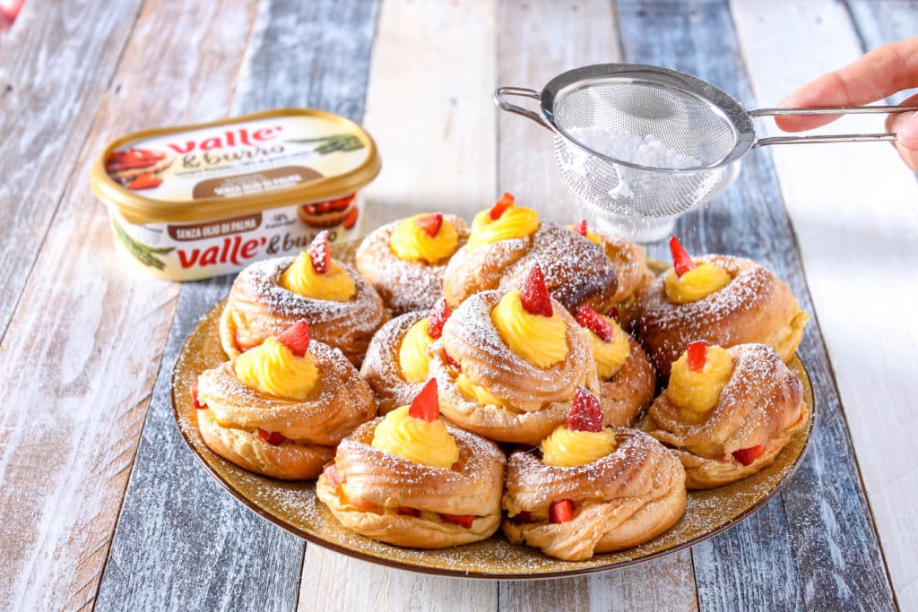 Zeppole di San Giuseppe con crema pasticcera e fragole