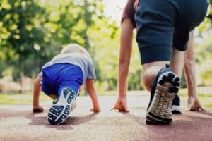 corsa e camminata veloce con bambino