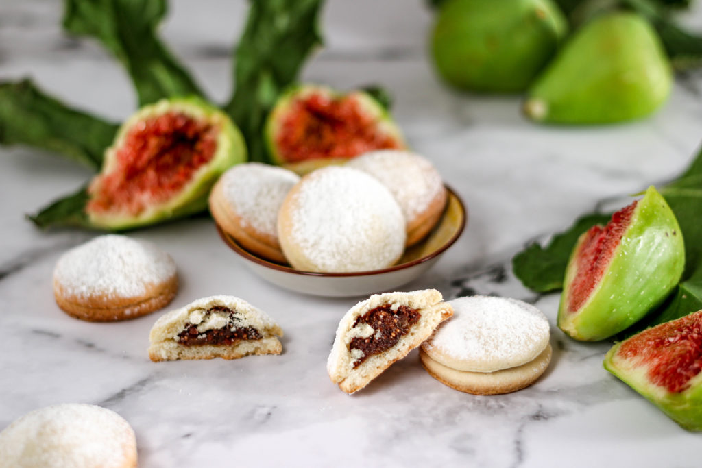 Biscotti morbidi ripieni ai fichi e cioccolato