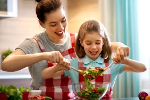 mamma e figlia che preparano insalata perfetta