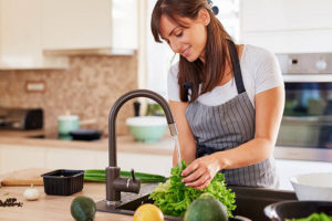 frutta e verdura verde ragazza lavandino