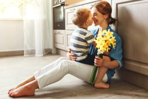 Regali perfetti per la festa della mamma bambino e mamma con fiori gialli