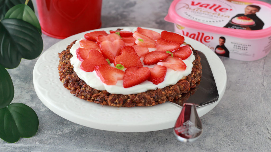Torta granola con fragole e cioccolato