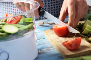 cottura a vapore tagliare pomodoro tagliere vaporiera