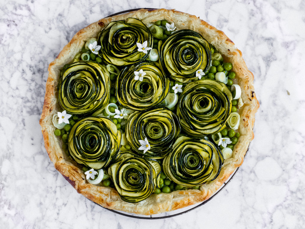 Torta salata con rose di zucchine