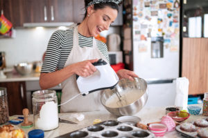 Differenza tra muffin e cupcake ragazza che cucina
