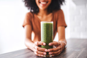 la moringa ragazza bicchiere frullato valleitalia verde