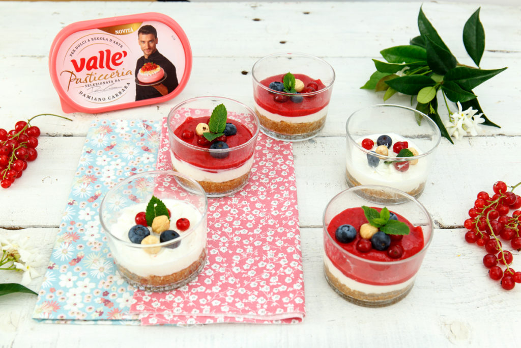 Mini-Cheesecake nel bicchiere con frutti rossi