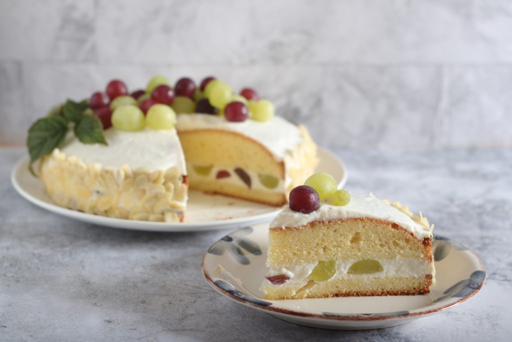 Torta con crema allo yogurt e uva