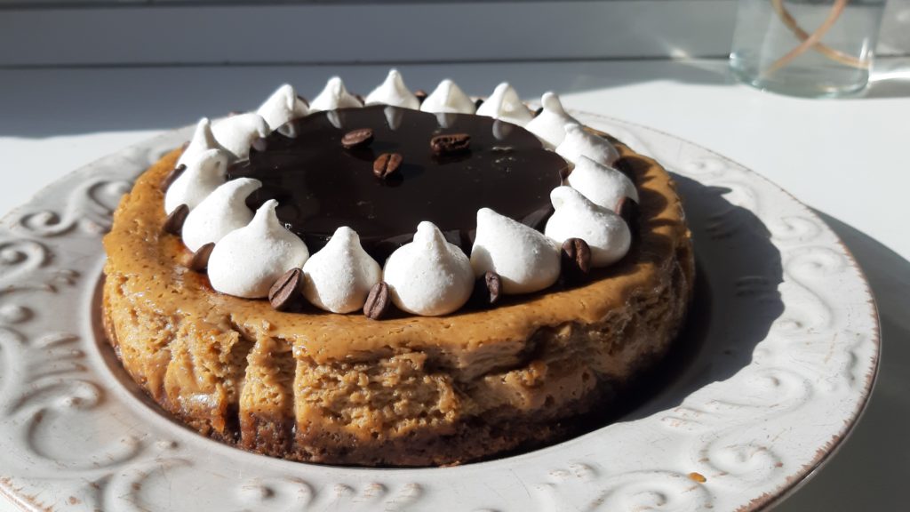 Cheesecake moderna al caffè