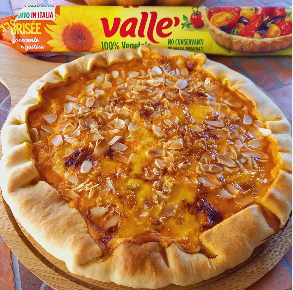 Crostata rustica con zucca, taleggio e mandorle