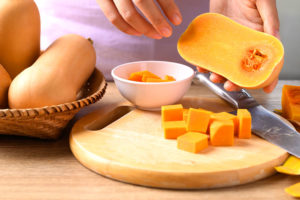 ricette-con-la-zucca-vellutata-crema-crostini-di-pane-top-view