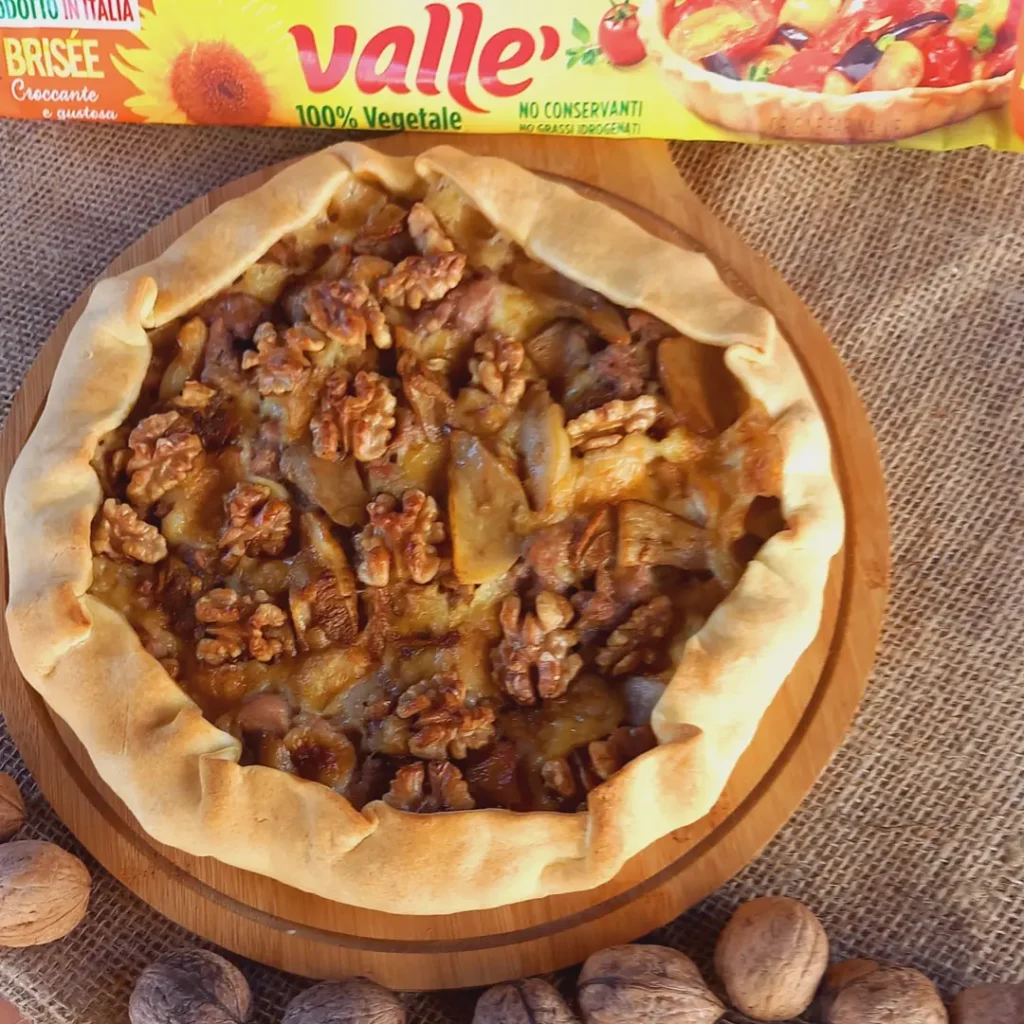 Crostata rustica con brie, funghi porcini, salsiccia e noci