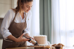 Vallé-GourMaker-che-prepara-e-decora-torta-in-cucina